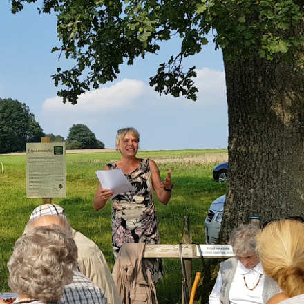 Vera trägt ihre Erzählung an der Friedenseiche vor.