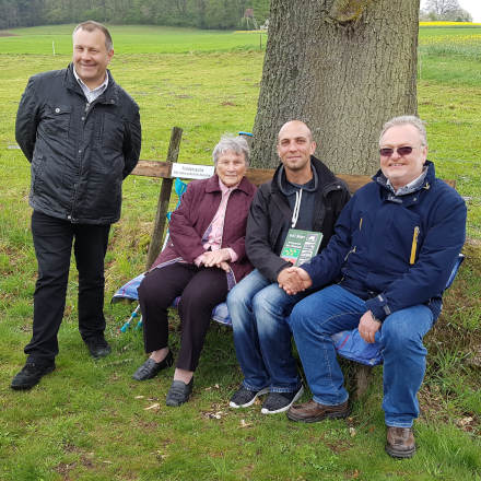 Gabriel Portal besucht erstmals die Friedenseiche. Von links nach rechts: Reimund Seifen (Beigeordneter), Regina Baum (Tochter von Johann Balensiefen), Gabriel Portal (Enkel von Aimé Portal), Dieter Zimmermann (Bürgermeister)
